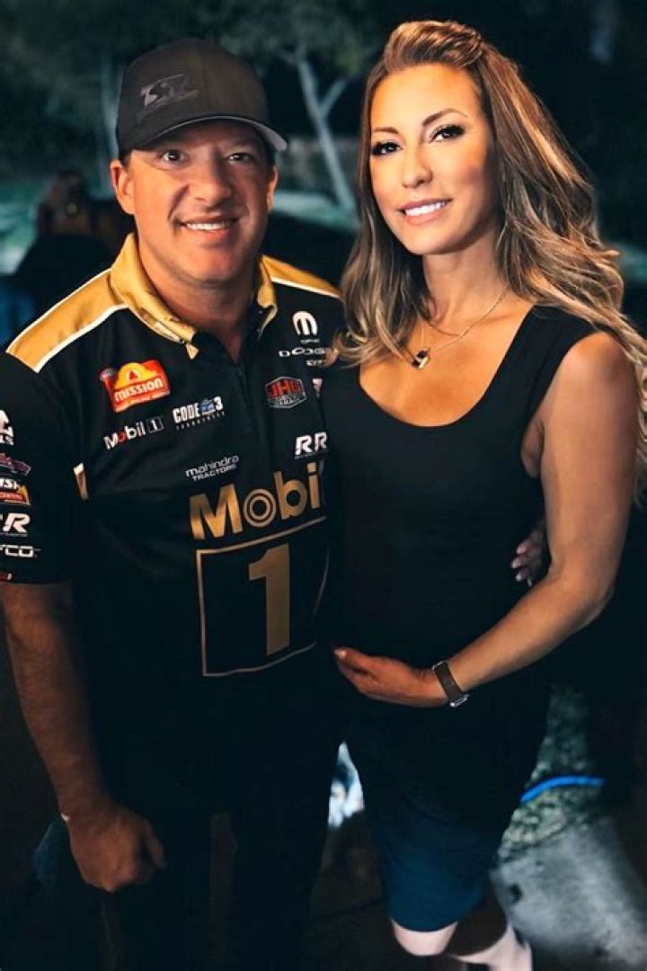 Car racer Tony Stewart’s Wiki: Net Worth, Racing, Girlfriend, Engaged, Daughter, Retiring