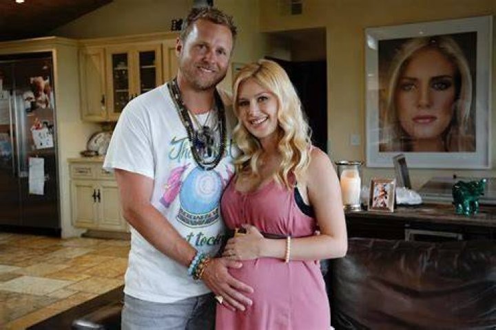 
Heidi and Spencer Pratt Show Off Human-Size Crystals and Massive Self-Portraits on MTV’s ‘Cribs’ 