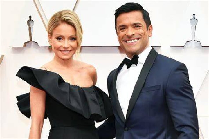 
Kelly Ripa Laughs About Husband Mark Consuelos Trying to Teach Her and Her Mother, 81, to Meditate 